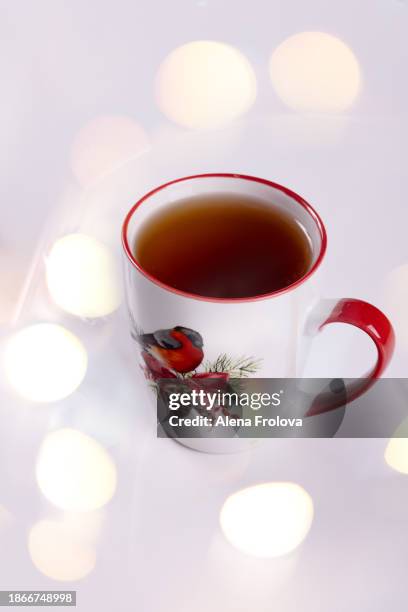 winter hot tee in a white christmas cup on a marble background - yule marble stock pictures, royalty-free photos & images