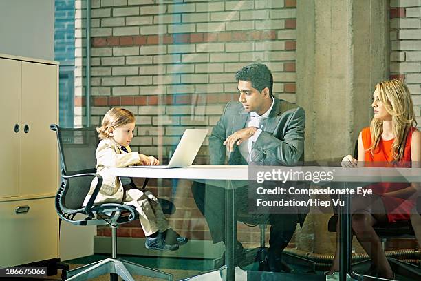 boy (3-5) chairing business meeting - meeting candid office suit stock-fotos und bilder