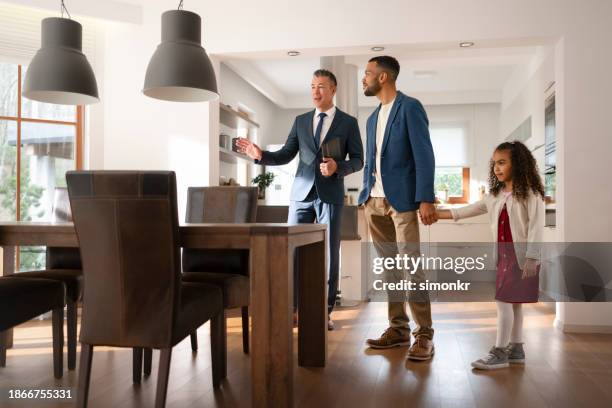 Agente Imobilirio Mostrando Casa Para Famlia, Foto de stock
