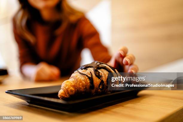 frischer croissant-genuss der bäckerei - cake sale stock-fotos und bilder