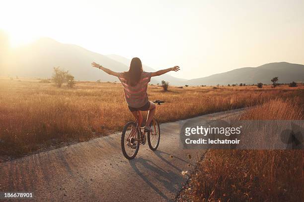 cinturón de verano - ciclismo fotografías e imágenes de stock