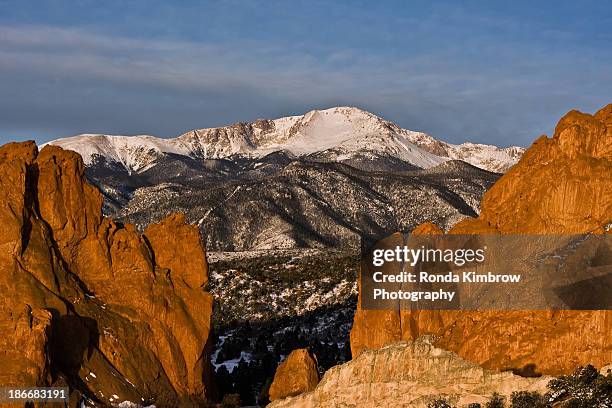 pikes peak at garden of the gods in colorado spr - pikes peak national forest stock pictures, royalty-free photos & images