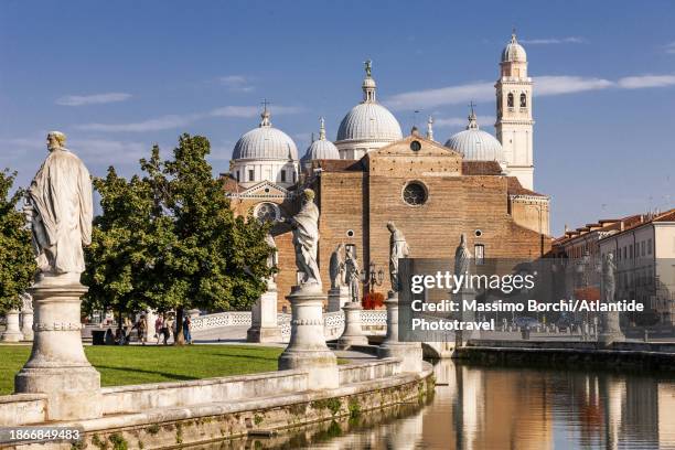 prato della valle square, the statues, the canal and basilica abbazia (basilica, abbey) di santa giustina - padua stock pictures, royalty-free photos & images