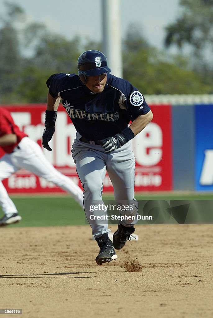 Suzuki runs the bases