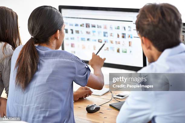 lo elige usted. - mirar por encima del hombro fotografías e imágenes de stock