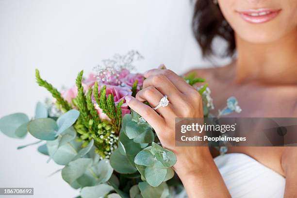 exactamente de la forma en que deseaba su boda - anillo joya fotografías e imágenes de stock