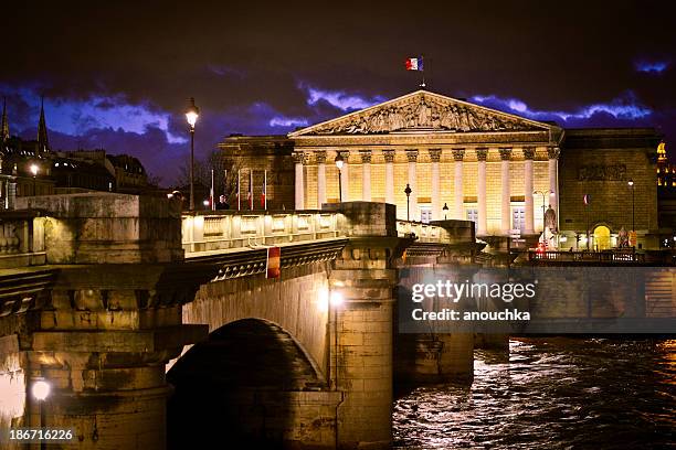 french parliament illuminated at night - parliament building stockfoto's en -beelden