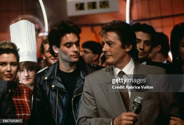 Anthony et Alain Delon sur un plateau de télévision, le 1 décembre 1988.