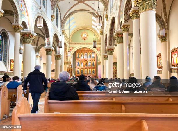 santa fe, nm: personas en los bancos de la catedral de san francisco - lugar de adoración fotografías e imágenes de stock