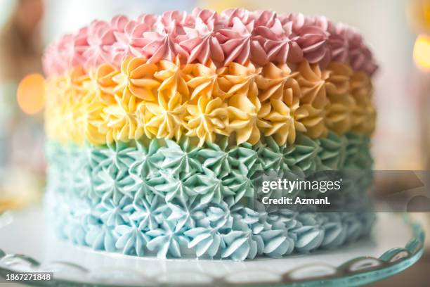 bella torta colorata alla celebrazione del baby shower - glassa foto e immagini stock