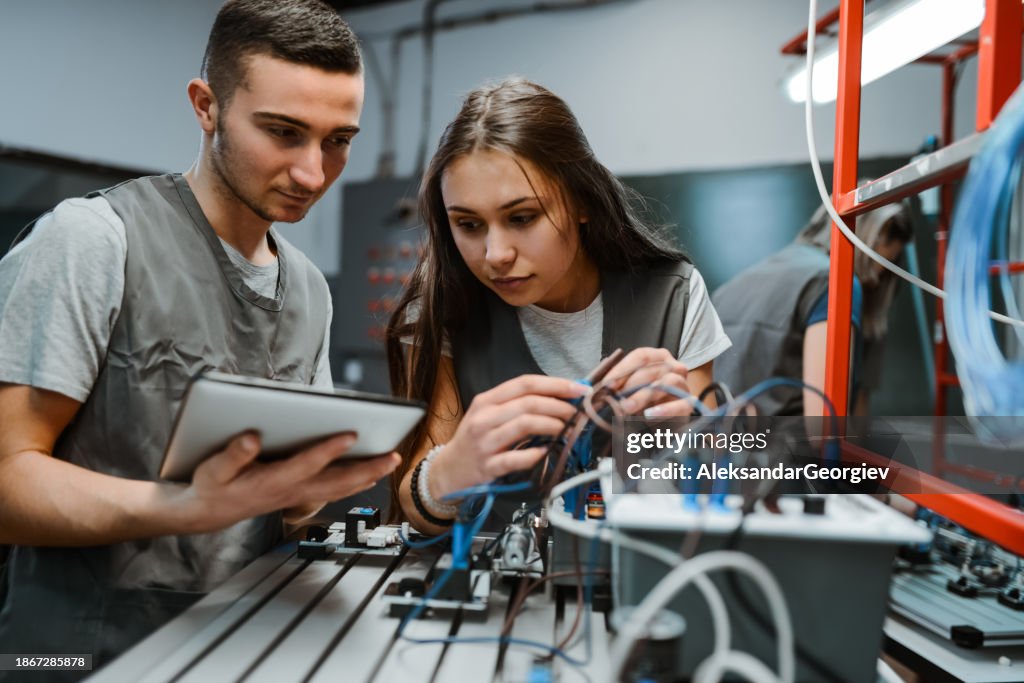 Ingenieurstudenten lernen Diagramme zum Anschließen von SPS-Geräten kennen