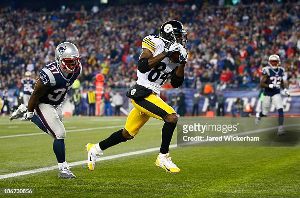 Antonio Brown of the Pittsburgh Steelers catches a touchdown pass in the second quarter in front of Alfonzo Dennard of the New England Patriots at...