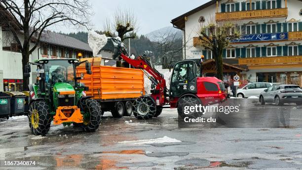 mittenwald, remoção de neve rebocada por uma escavadeira e um caminhão - removedor de neve snow mobile - fotografias e filmes do acervo