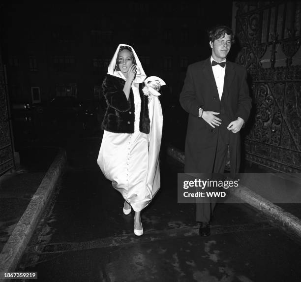 Couple arrives in the rain to author Truman Capote's Black and White masquerade ball
