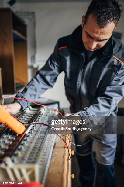 electric car battery service - electric vehicle service stock pictures, royalty-free photos & images