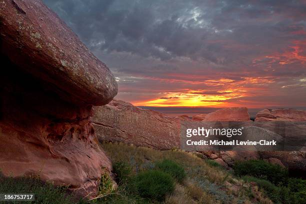 red rocks sunrise - morrison stock-fotos und bilder