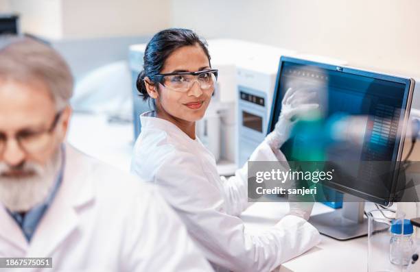 Female Computer Lab Computer Lab Innovation Photos and Premium High Res Pictures - Getty Images