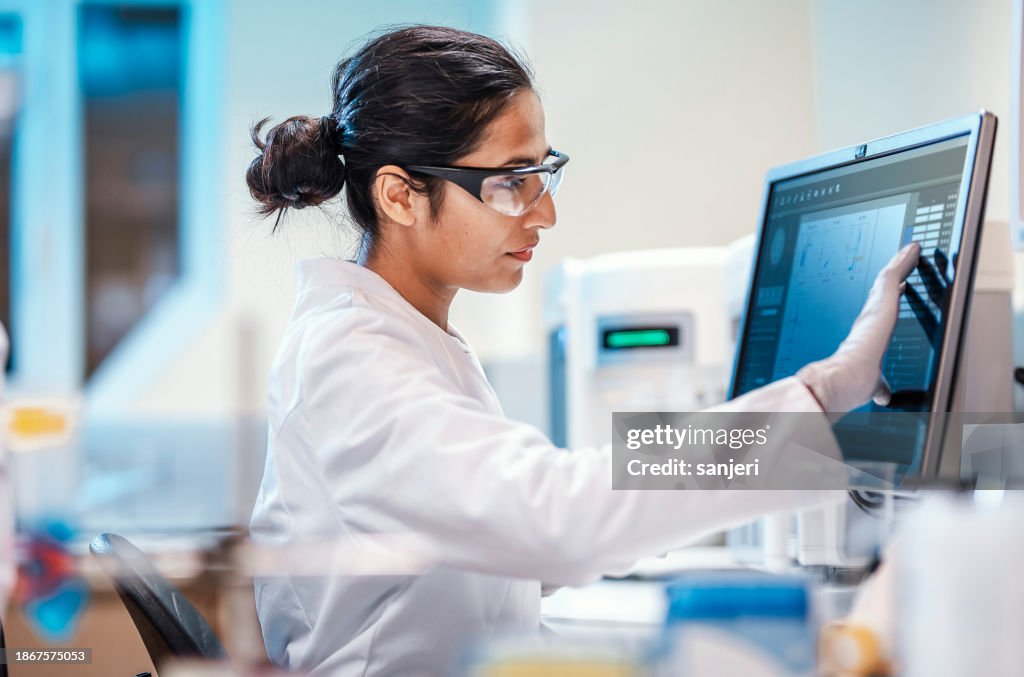 Wissenschaftlerin, die im Labor arbeitet und Computer benutzt