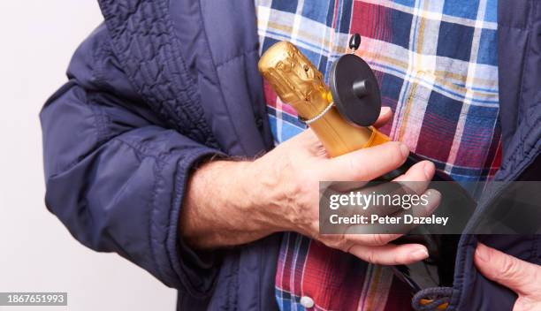 supermarket shoplifter - ladendiebstahl stock-fotos und bilder