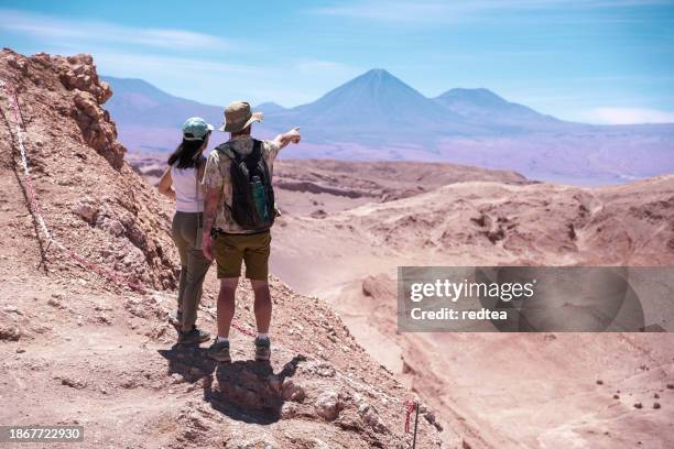 paarwanderung im valle de la luna in der chilenischen atacama-wüste - san pedro de atacama stock-fotos und bilder
