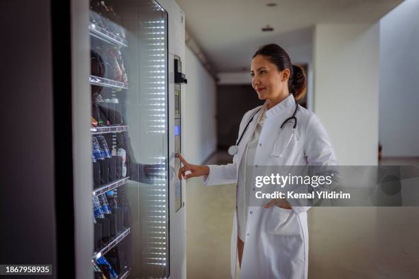 medico femminile che fa una pausa per il pranzo - bevanda calda foto e immagini stock