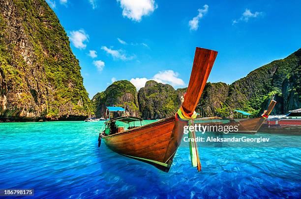 longtail hölzernen boot im maya bucht, thailand - long tail boat stock-fotos und bilder