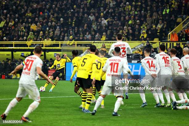 Julian Brandt of Borussia Dortmund scores their team's first goal from a free-kick during the Bundesliga match between Borussia Dortmund and 1. FSV...