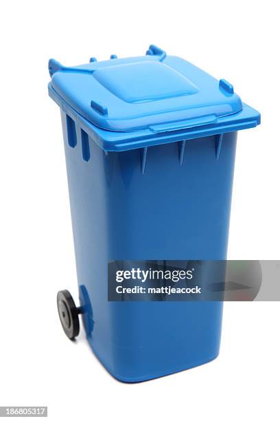blu bidone per il riciclaggio - pattumiera a rotelle foto e immagini stock