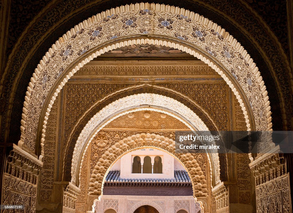 Détail de décoration ornementales au Palais de l'Alhambra à Grenade, Espagne