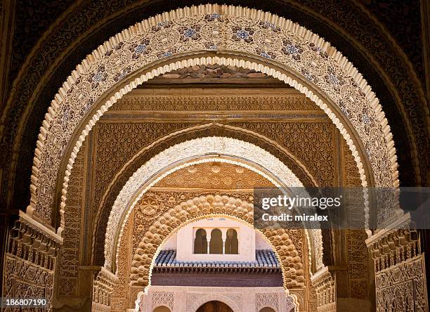 ornate decoration at albambra palace in granada, spain - palacios nazaríes stockfoto's en -beelden