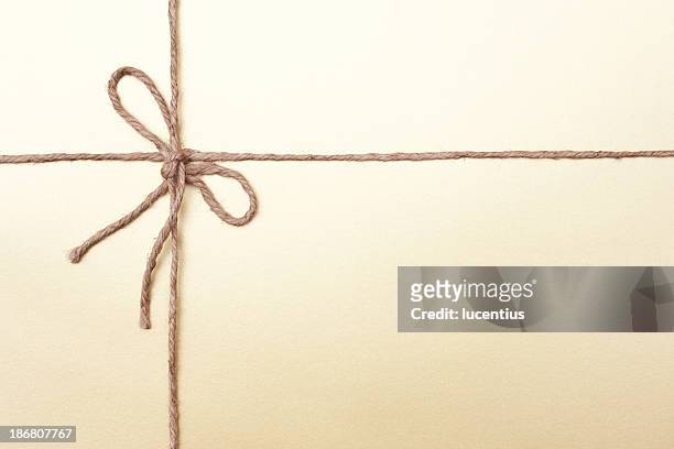 cor de ouro com corda com nó embalagem - tied knot imagens e fotografias de stock