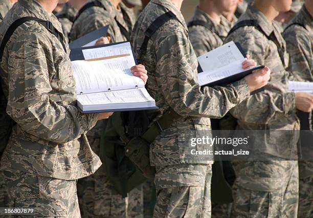 military recluta formación básica al aire libre - campamento de instrucción militar fotografías e imágenes de stock