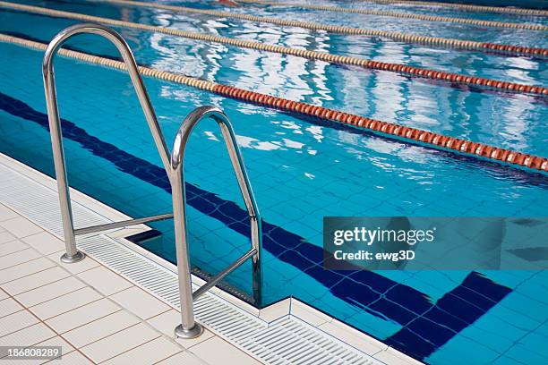 swimming pool with stair - zwembadlaan scheidingslijn stockfoto's en -beelden