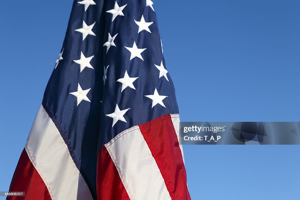 Bandeira americana contra o céu azul