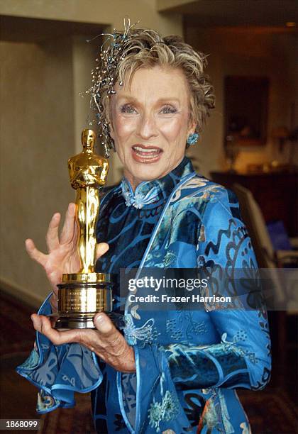Cloris Leachman shows off her Oscar for her performance in "The Last Picture Show" before attending the 75th Oscar presentations on March 23, 2003 in...