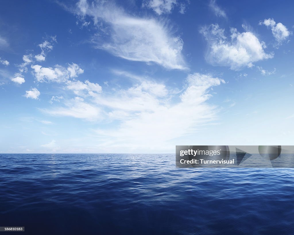 Vaporeux nuages sur bleu intense de l'océan
