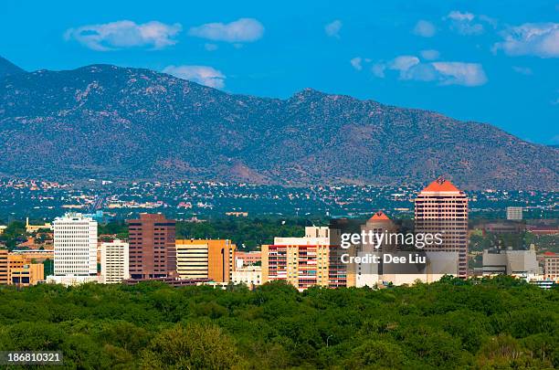 albuquerque skyline der stadt und die berge - albuquerque stock-fotos und bilder