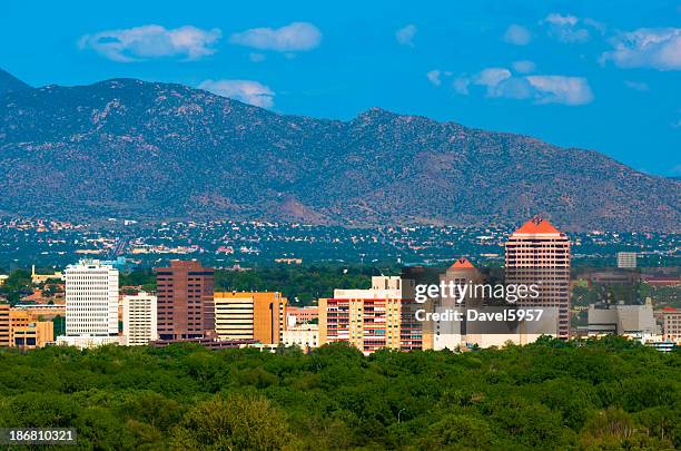 albuquerque skyline della città e sulle montagne - albuquerque foto e immagini stock