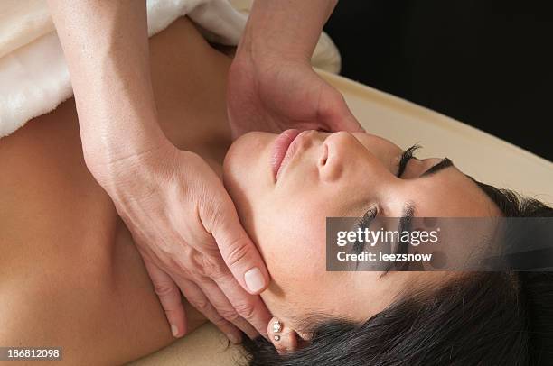 donna sempre un massaggio linfatico - sistema linfatico foto e immagini stock