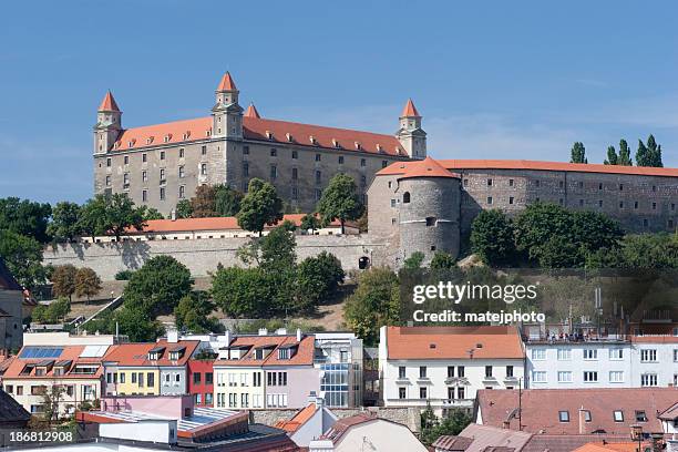 castillo de bratislava con casas nuevas - bratislava fotografías e imágenes de stock