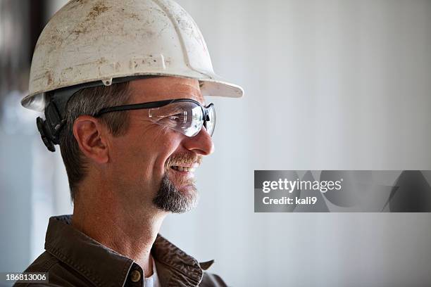 trabajador usando cascos - eye protection fotografías e imágenes de stock