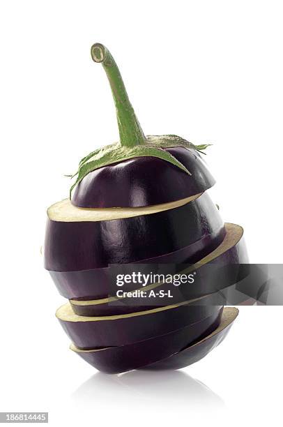 berenjena rebanadas - aubergine fotografías e imágenes de stock