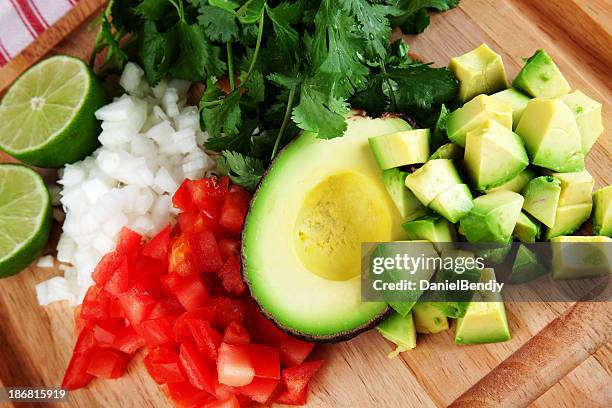 diced abacate, tomate e cebola na tábua de corte - coentro imagens e fotografias de stock