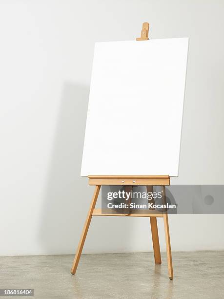 easel with vertical canvas - schildersdoek stockfoto's en -beelden