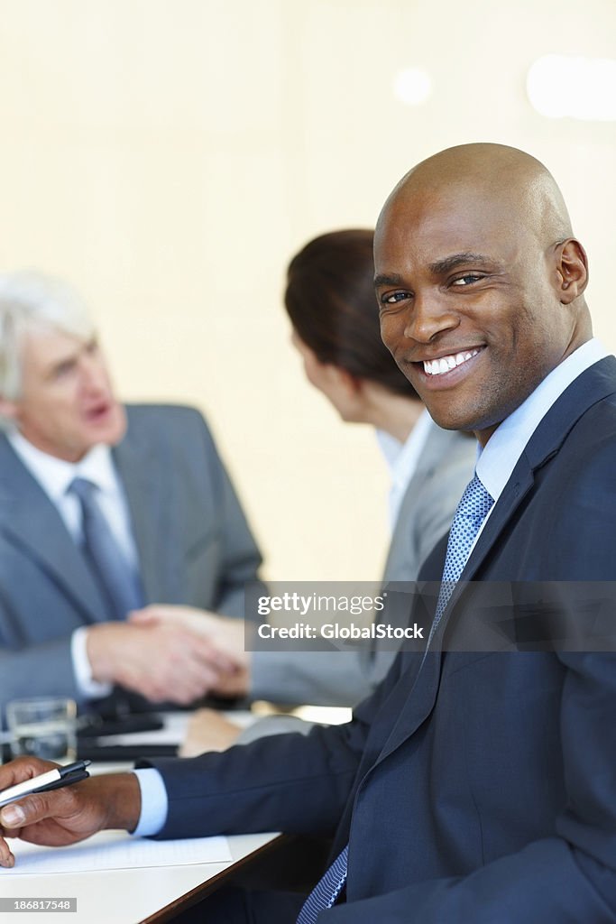 Sorridente no negócio muito