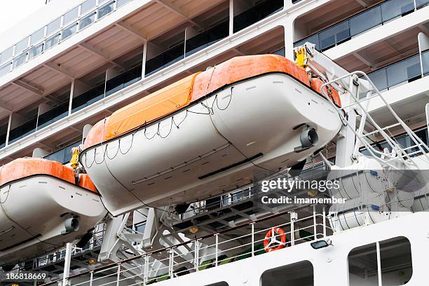 low angle view der rettungsboote auf kreuzfahrtschiff - bullauge stock-fotos und bilder