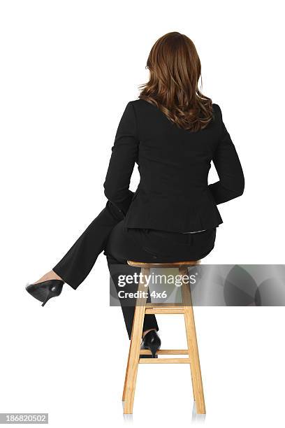 vista posteriore di una donna d'affari seduto su sgabello - sgabello foto e immagini stock