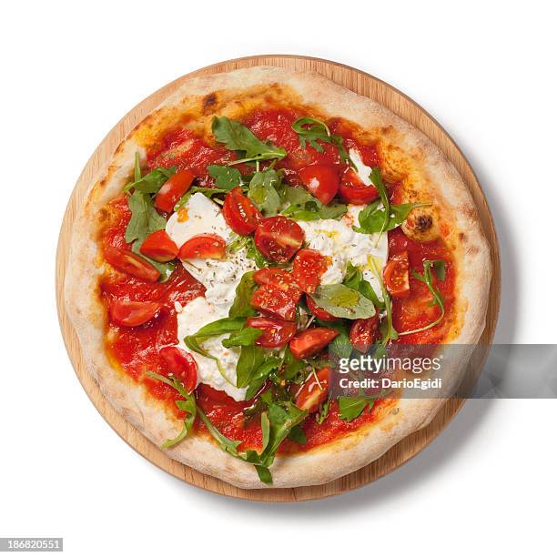 pizza mit tomaten, frischem rucola, burrata auf holz teller, auf weißem hintergrund - tomate freisteller stock-fotos und bilder