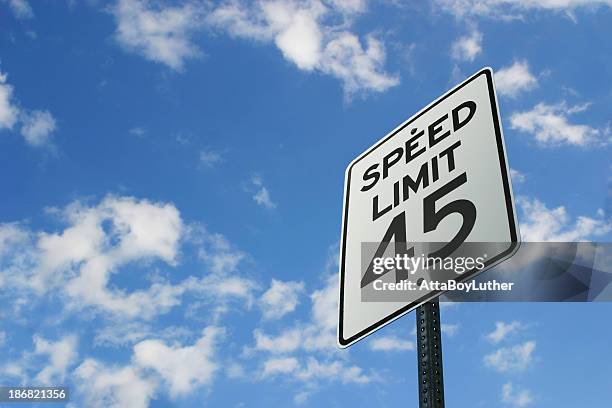 speed limit sign - speed limit sign stock pictures, royalty-free photos & images