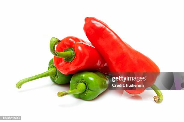 vegetal: pimientos rojos y pimientos verdes aislado sobre fondo blanco - pimiento verde fotografías e imágenes de stock